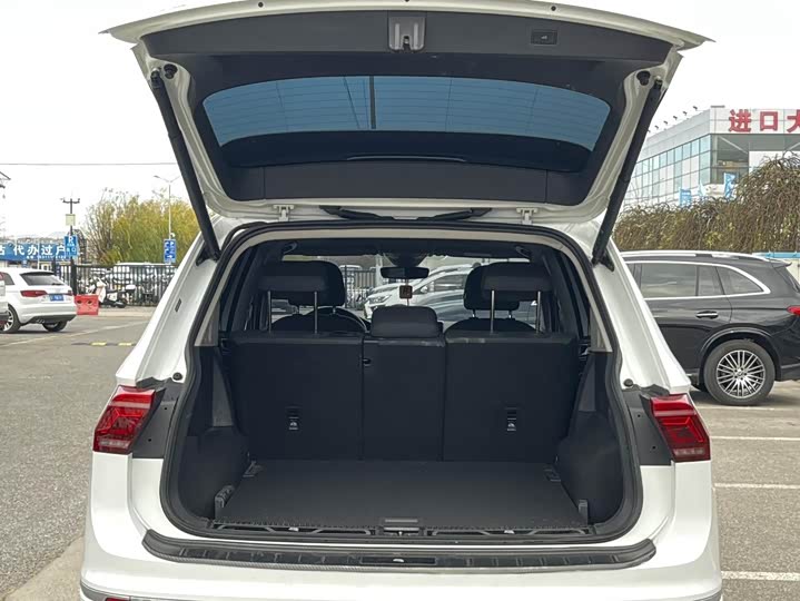 Фото 11 - Volkswagen Tiguan L Pro