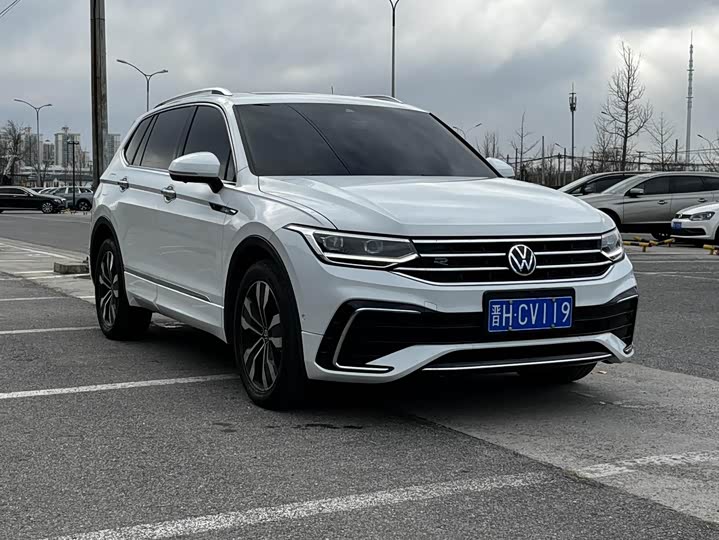 Фото 2 - Volkswagen Tiguan L Pro