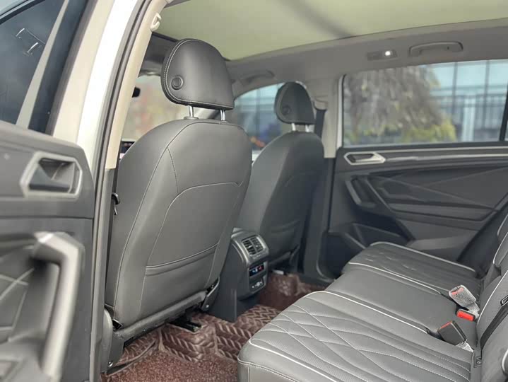 Фото 20 - Volkswagen Tiguan L Pro