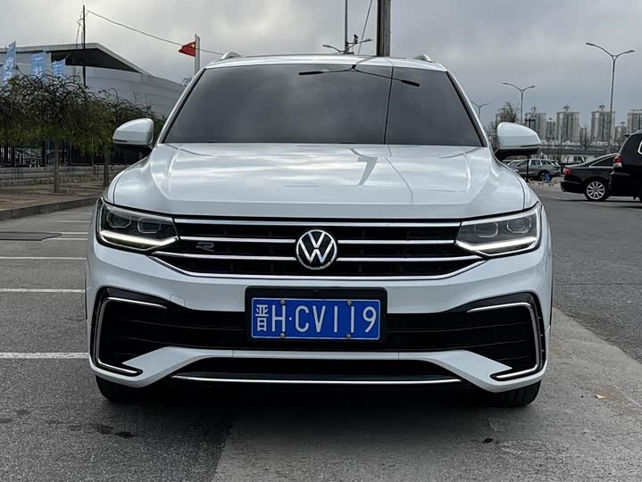 Фото 3 - Volkswagen Tiguan L Pro