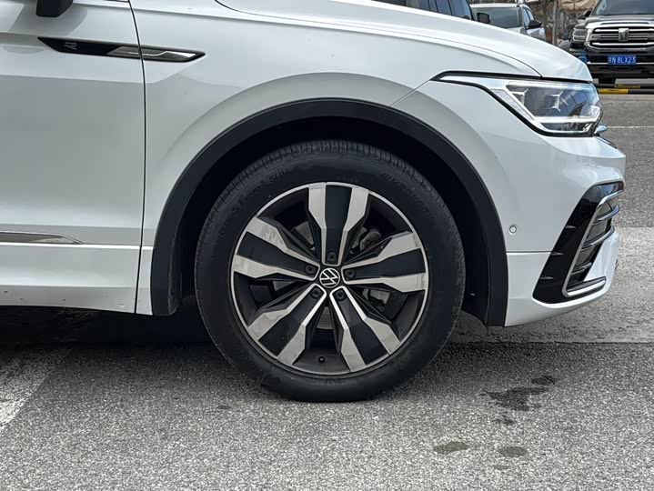 Фото 7 - Volkswagen Tiguan L Pro