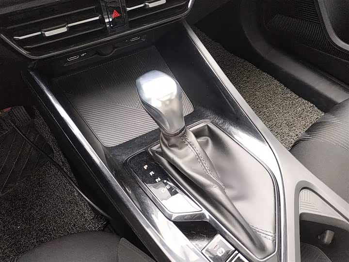 Фото 14 - Roewe i5