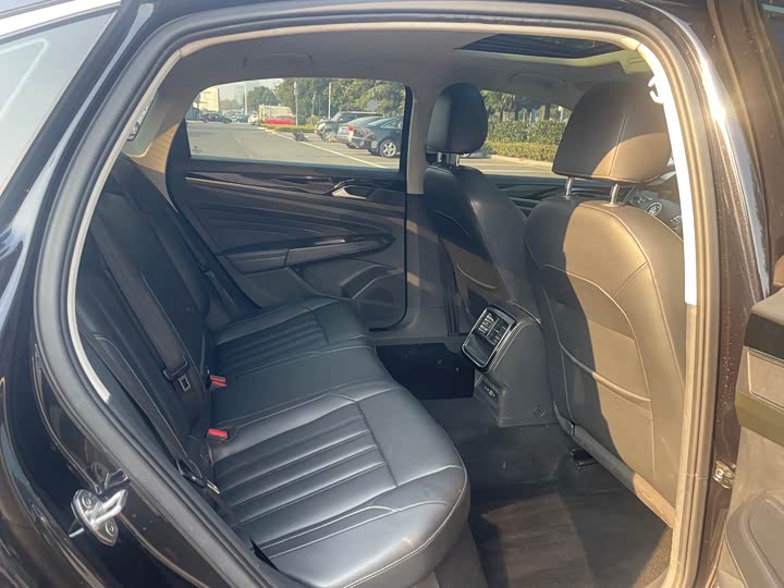 Фото 11 - Volkswagen Passat