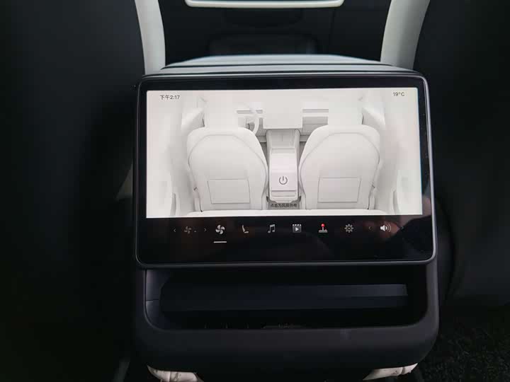 Фото 12 - Tesla Model 3