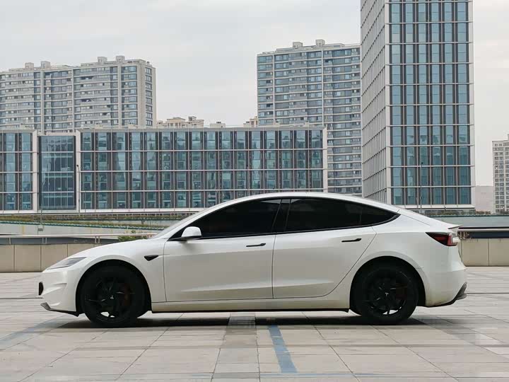 Фото 4 - Tesla Model 3