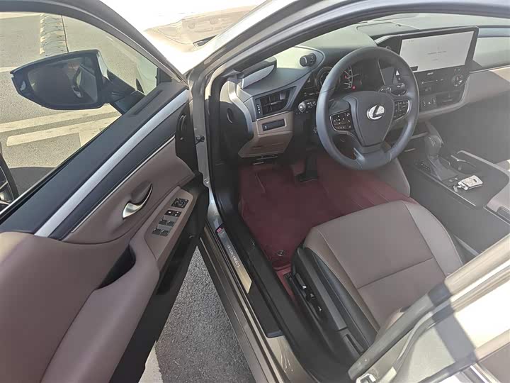 Фото 14 - Lexus ES