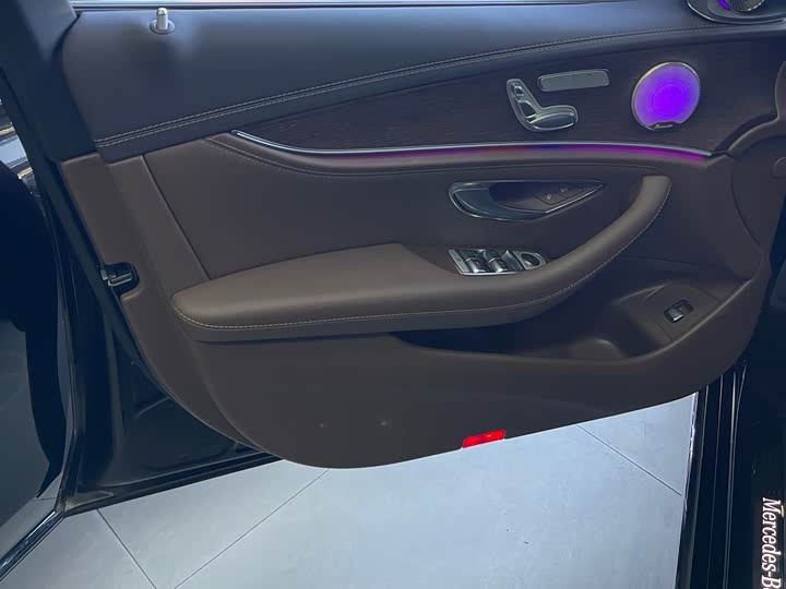 Фото 10 - Mercedes-Benz E-Class