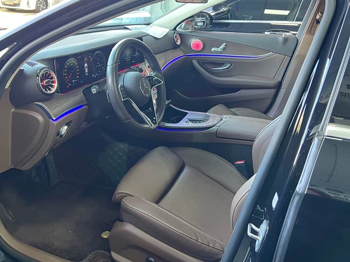 Фото 4 - Mercedes-Benz E-Class