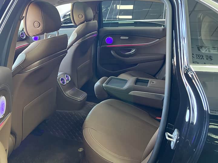 Фото 6 - Mercedes-Benz E-Class