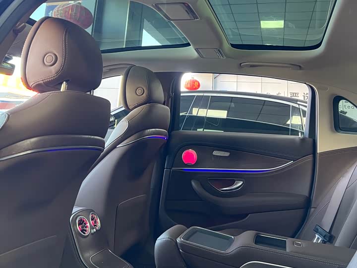 Фото 9 - Mercedes-Benz E-Class