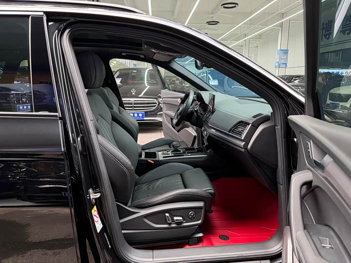 Фото 18 - Audi Q5L