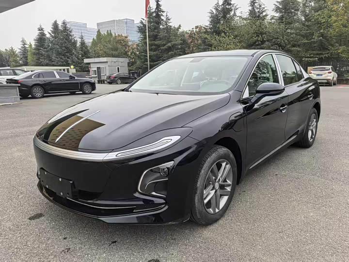 Фото 1 - Hongqi E-QM5