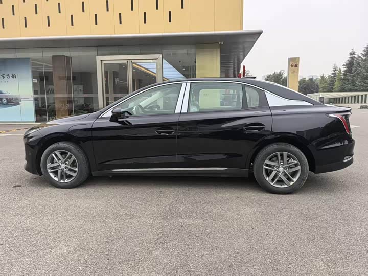 Фото 10 - Hongqi E-QM5