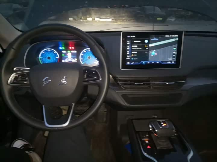 Фото 10 - Hongqi E-QM5