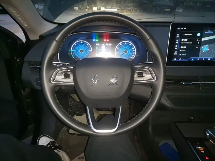 Фото 11 - Hongqi E-QM5