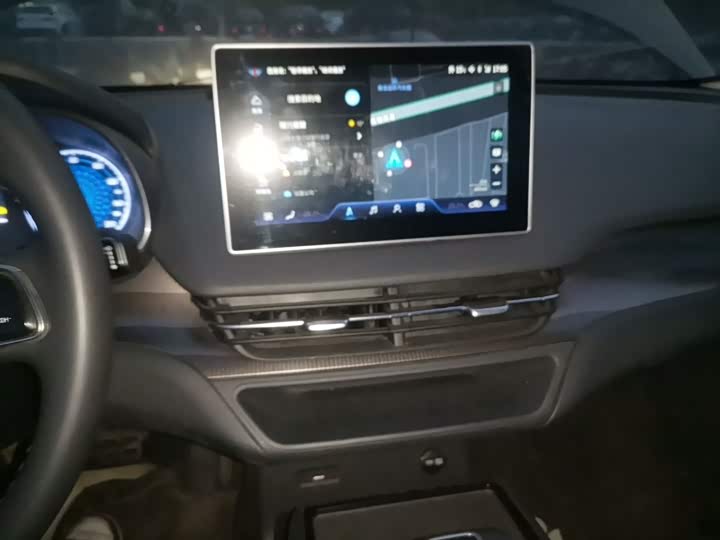 Фото 13 - Hongqi E-QM5