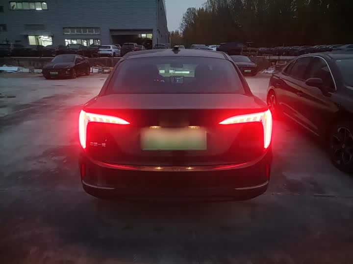 Фото 6 - Hongqi E-QM5