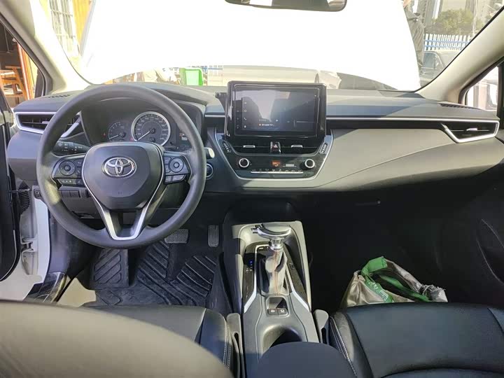 Фото 10 - Toyota Corolla