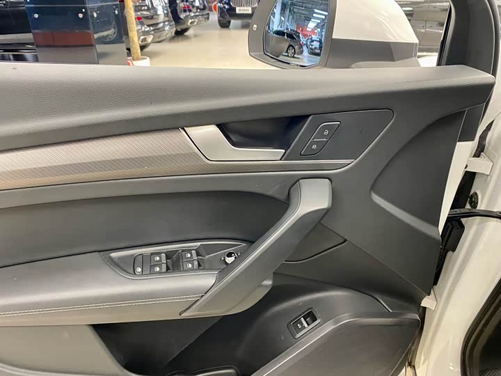 Фото 10 - Audi Q5L