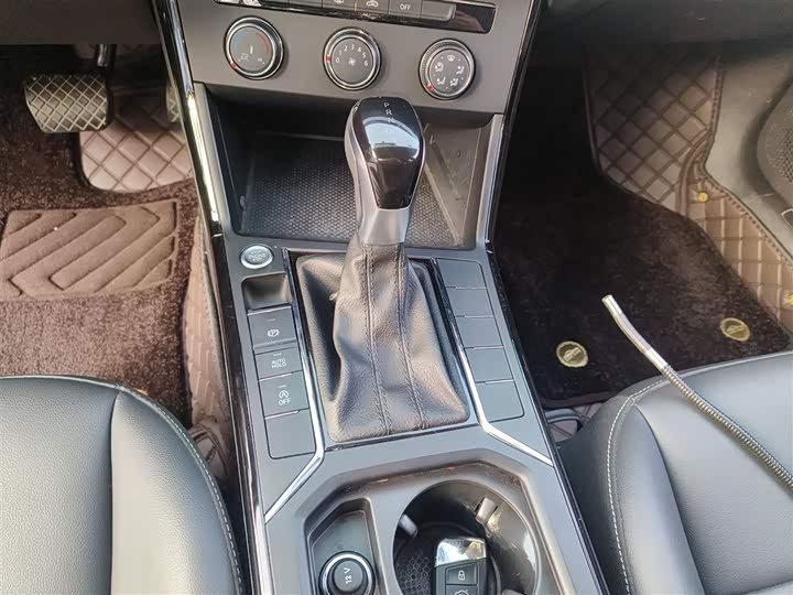 Фото 14 - Volkswagen Passat