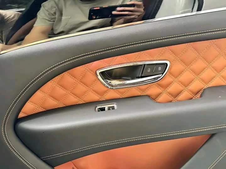 Фото 8 - Bentley Bentayga Hybrid