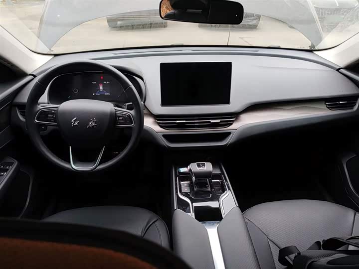 Фото 10 - Hongqi E-QM5