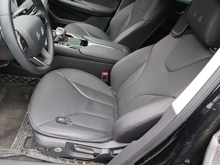 Фото 15 - Hongqi E-QM5