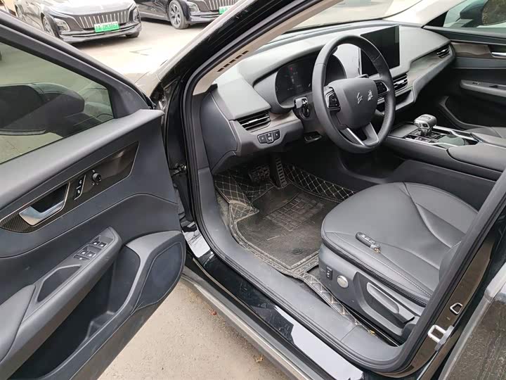 Фото 16 - Hongqi E-QM5