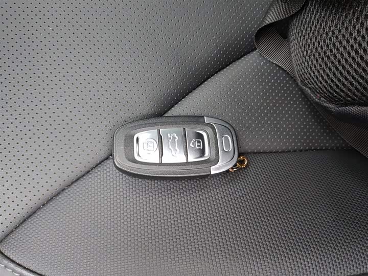 Фото 9 - Hongqi E-QM5