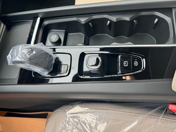 Фото 8 - Volvo XC60