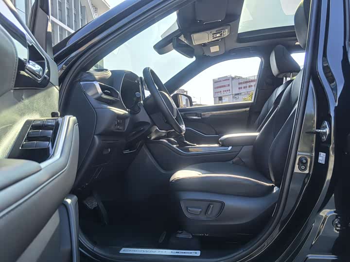 Фото 7 - Toyota Crown Kluger