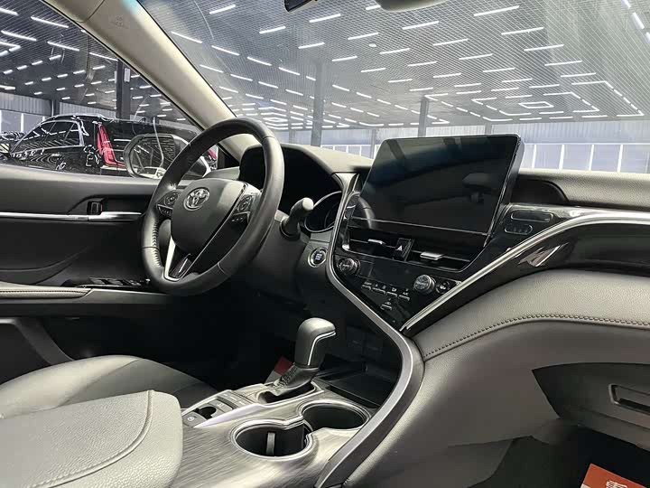 Фото 11 - Toyota Camry