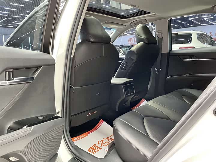 Фото 15 - Toyota Camry