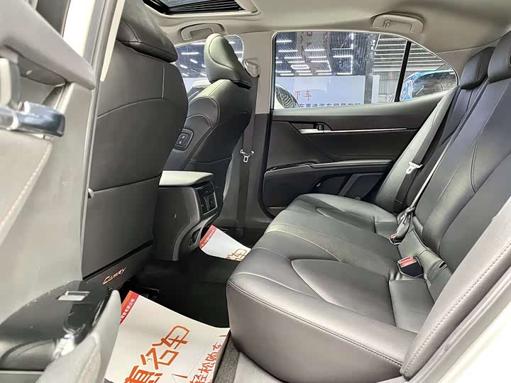 Фото 16 - Toyota Camry