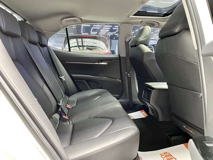 Фото 17 - Toyota Camry