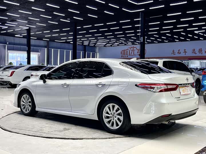 Фото 19 - Toyota Camry