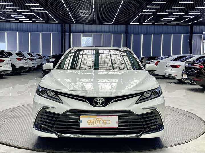 Фото 2 - Toyota Camry