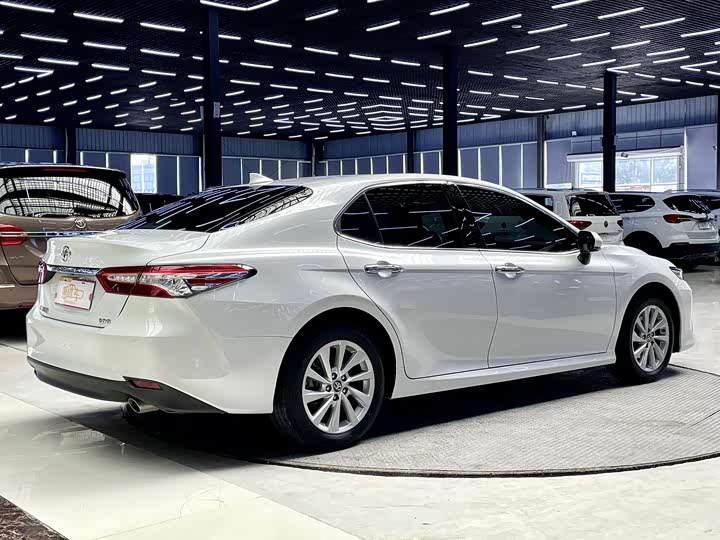 Фото 21 - Toyota Camry