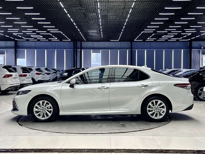 Фото 4 - Toyota Camry