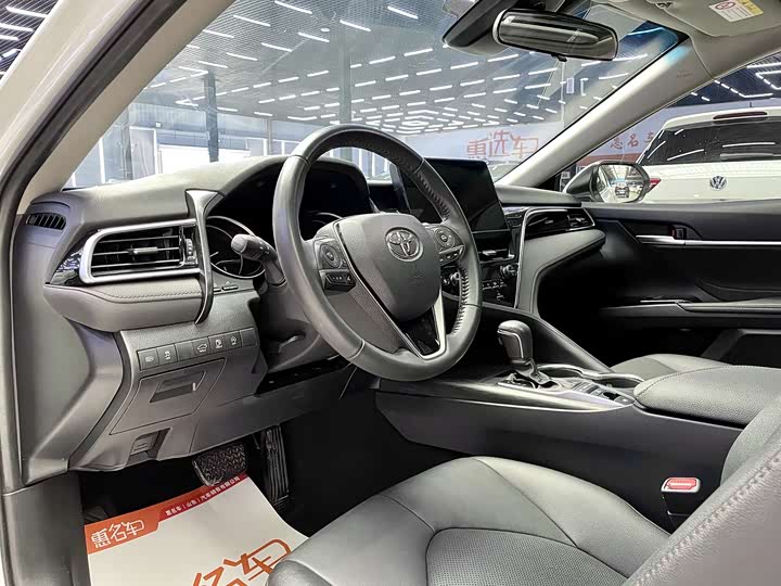 Фото 5 - Toyota Camry