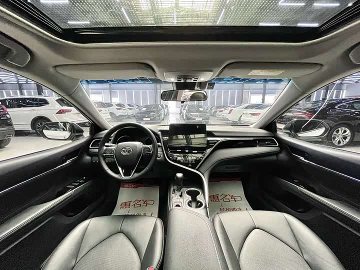 Фото 9 - Toyota Camry