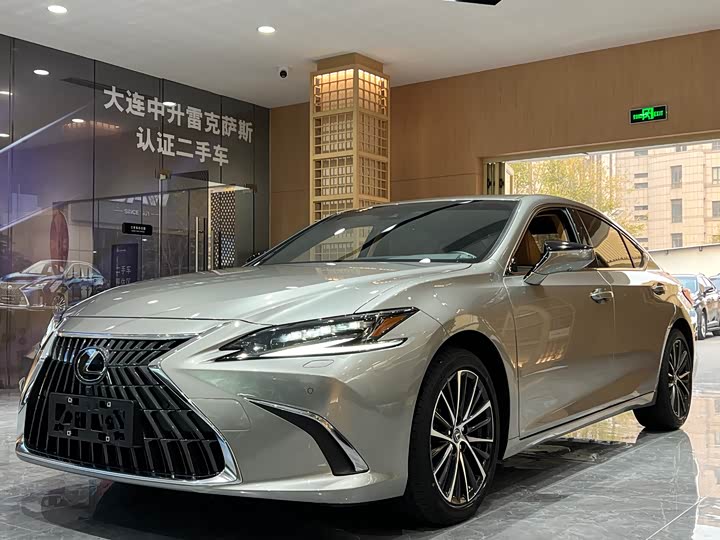 Фото 1 - Lexus ES