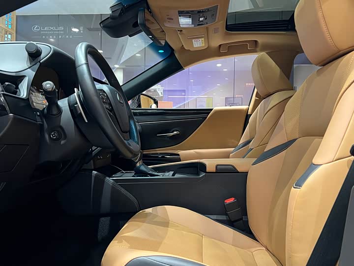 Фото 11 - Lexus ES