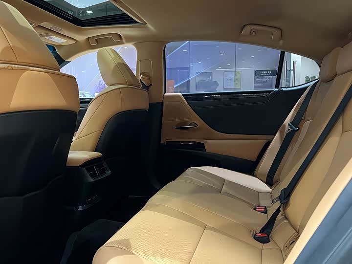 Фото 12 - Lexus ES