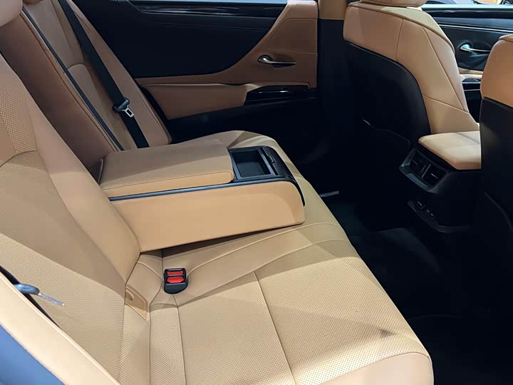 Фото 13 - Lexus ES