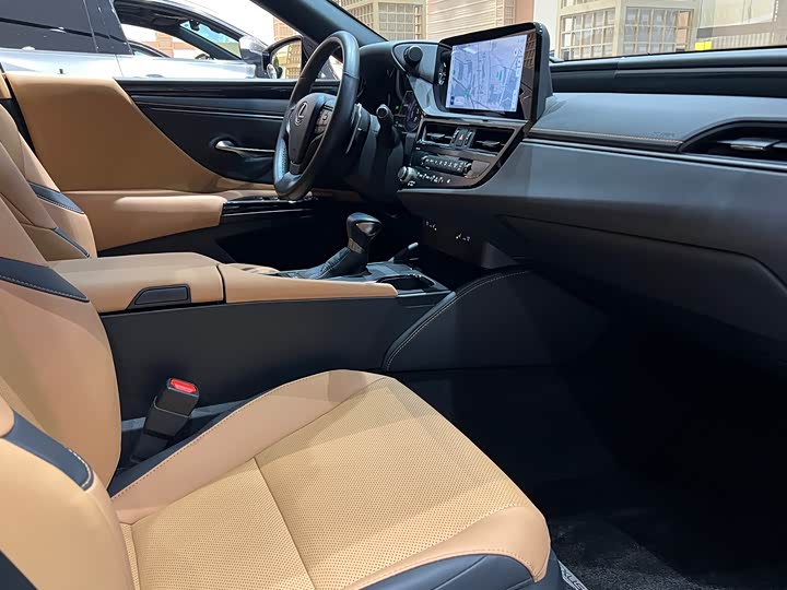 Фото 14 - Lexus ES