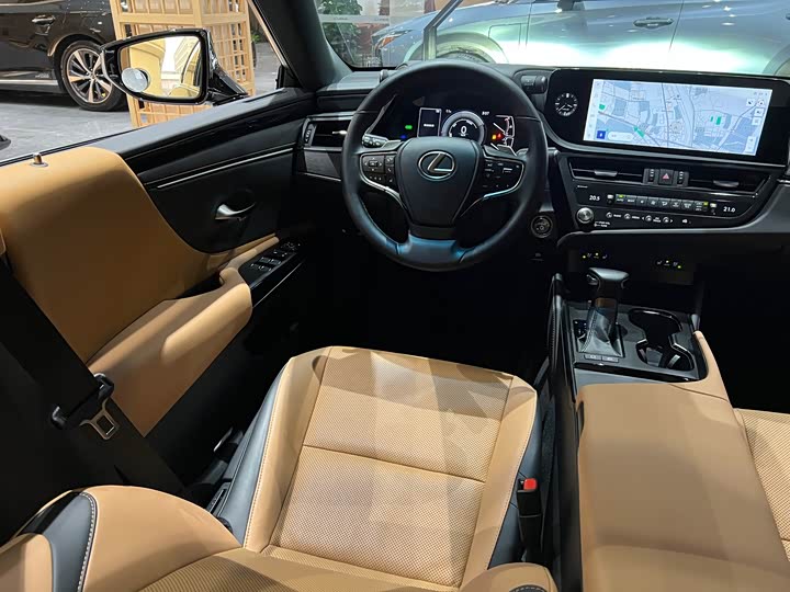 Фото 15 - Lexus ES