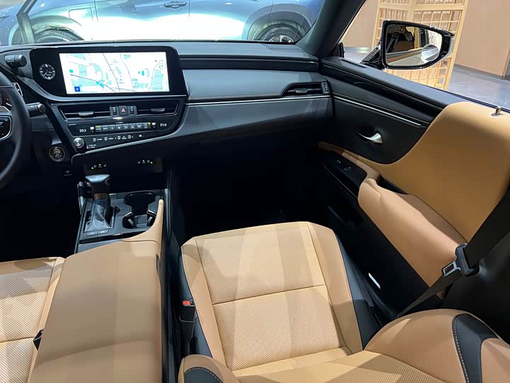 Фото 16 - Lexus ES