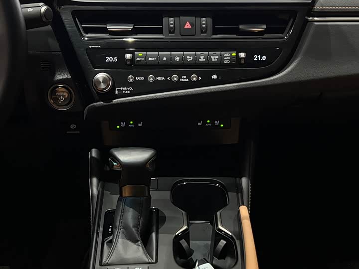 Фото 17 - Lexus ES