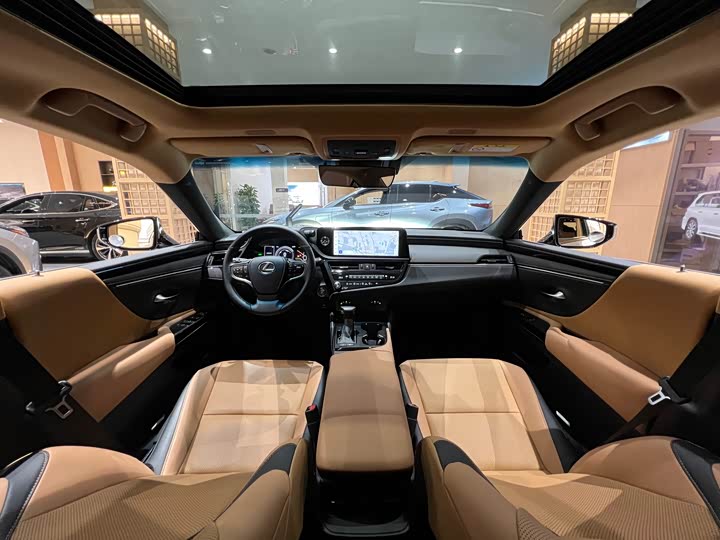 Фото 18 - Lexus ES